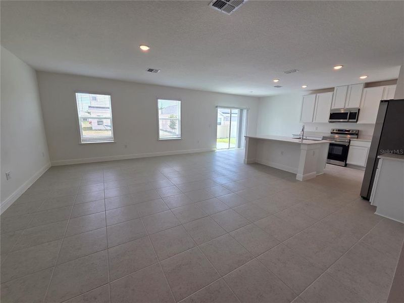 Spacious, unfurnished interior of a new home in Villamar, Winter Haven (Image 31).