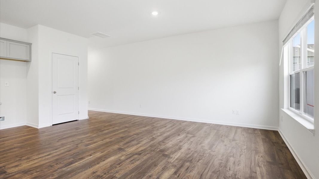 Spacious, unfurnished interior of a new home in Cherokee Crossing, Kodak (Image 16).