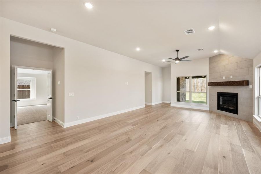 Spacious, unfurnished interior of a new home in Country Lakes Classic 50, Denton (Image 29).