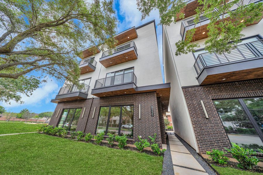 Front facade with private steps leading to your front door! Front facade with private steps leading to your front door!
