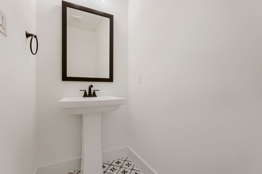3129 Sir Judge - Powder Bathroom