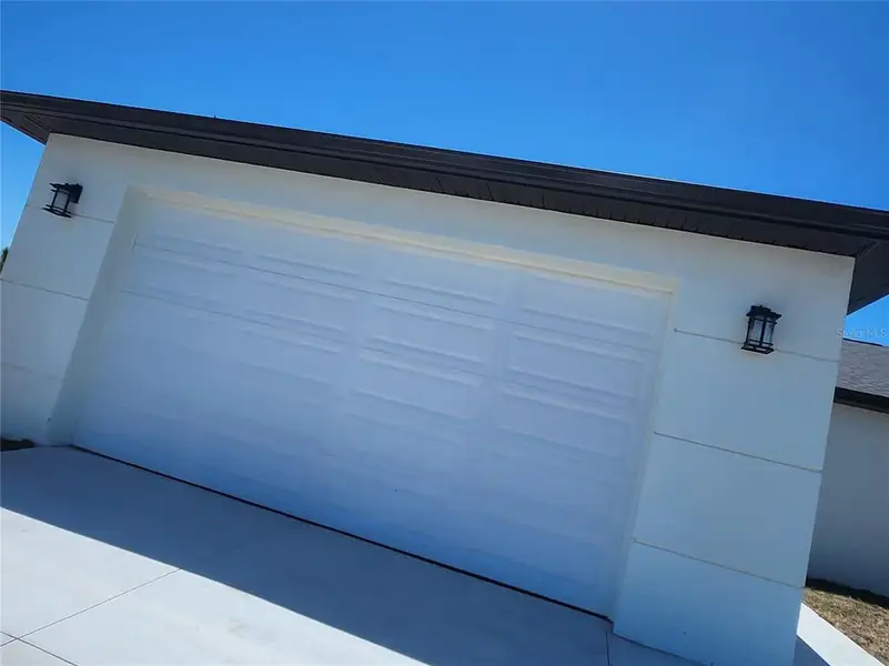 Exterior details and patio area of a home in , Port Charlotte (Image 3).