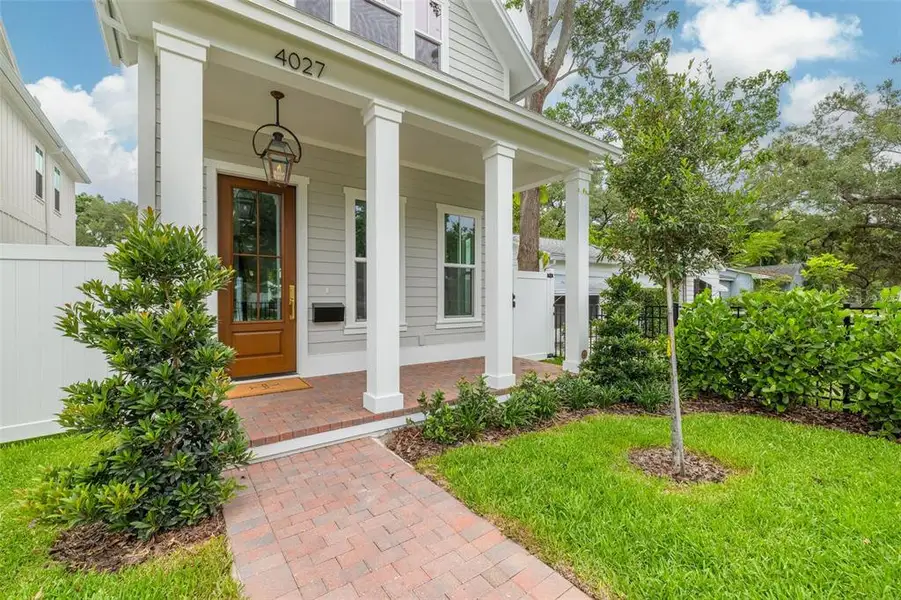 Exterior details and patio area of a home in , St. Petersburg (Image 29).