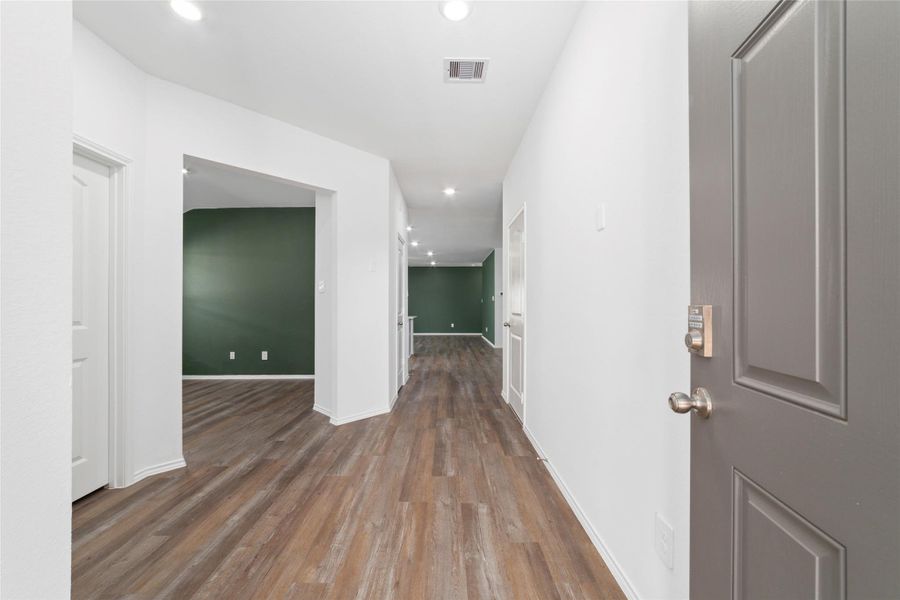 Spacious, unfurnished interior of a new home in Sunterra, Katy (Image 16).