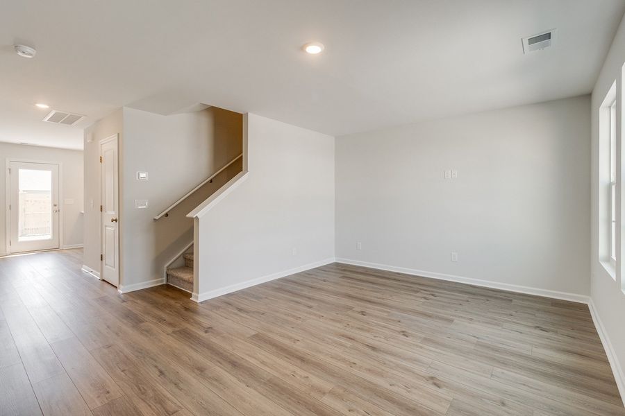 Spacious, unfurnished interior of a new home in Astoria, Columbia (Image 15).