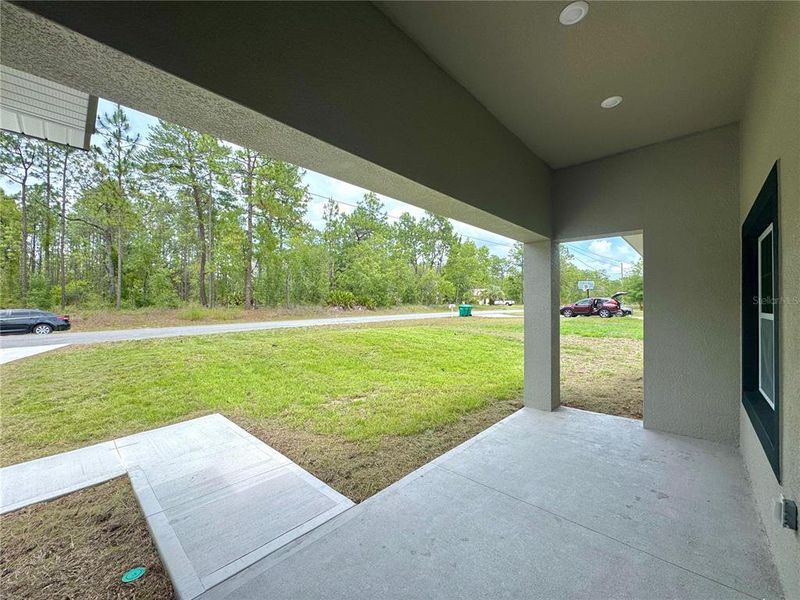 Exterior details and patio area of a home in , Dunnellon (Image 3).