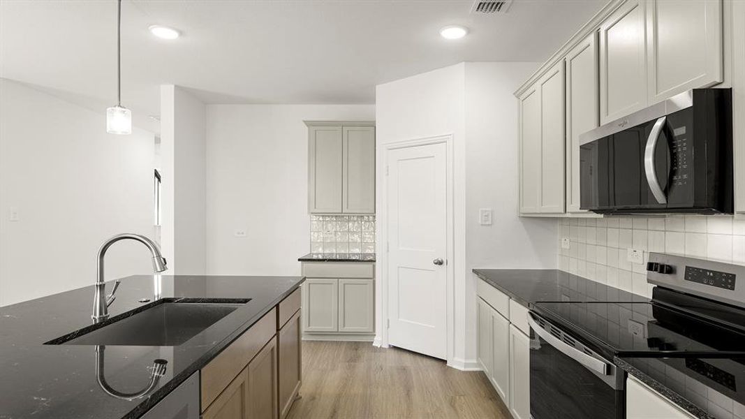 07. 1632 Edgeway - Kitchen (4)