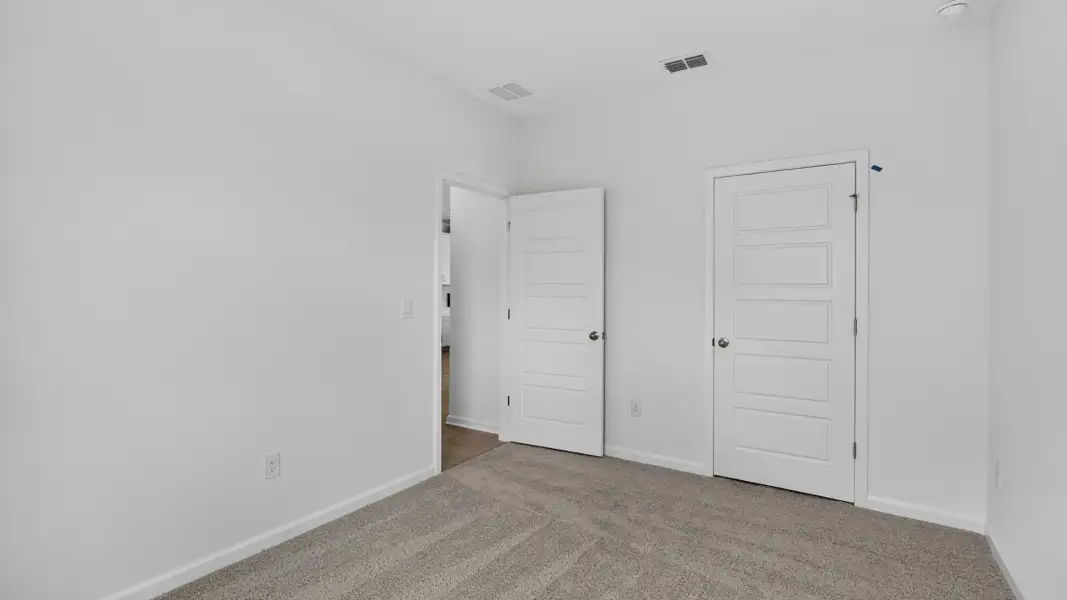 Spacious, unfurnished interior of a new home in Bridle Creek, Jacksonville (Image 27).