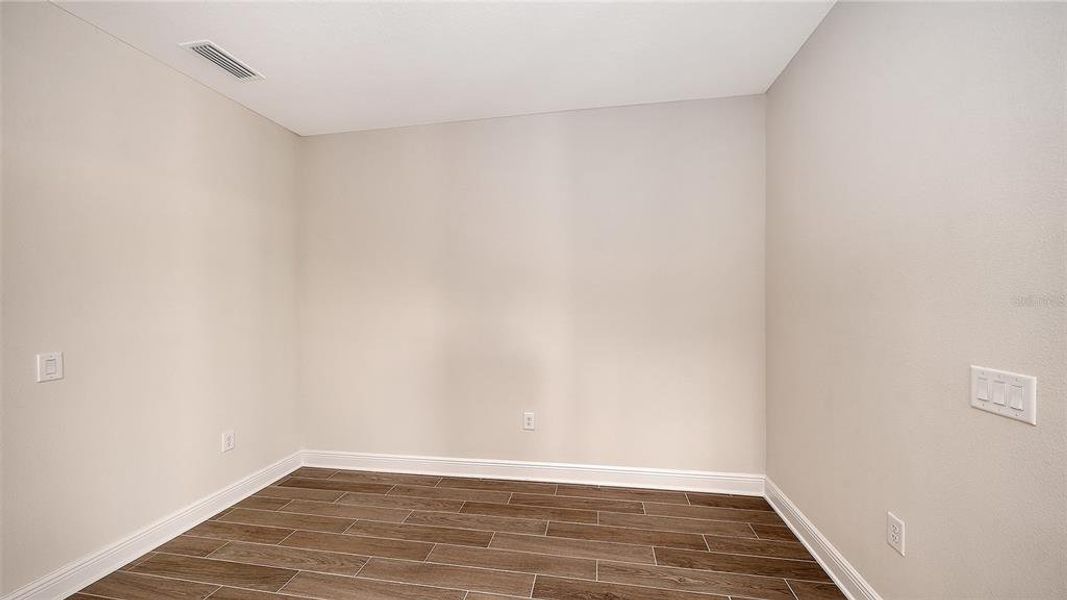 Spacious, unfurnished interior of a new home in Grand Park, Sarasota (Image 18).