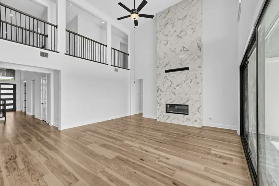 Spacious, unfurnished interior of a new home in Travisso, Leander (Image 12).