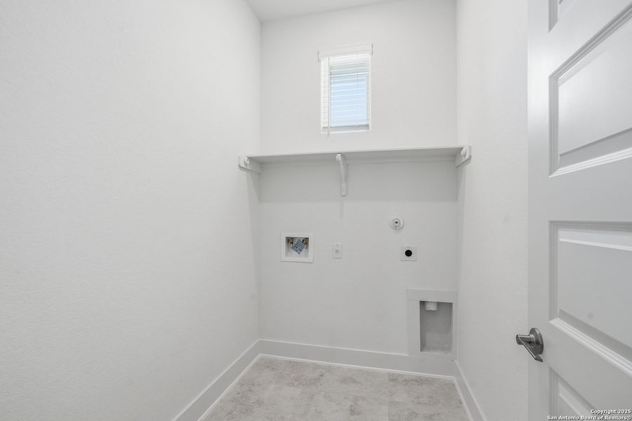 Spacious, unfurnished interior of a new home in Sienna Lakes, San Antonio (Image 37). Spacious, unfurnished interior of a new home in Sienna Lakes, San Antonio (Image 37).