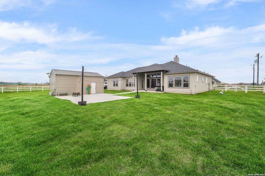 Exterior details and patio area of a home in Pradera Ridge, Floresville (Image 28).