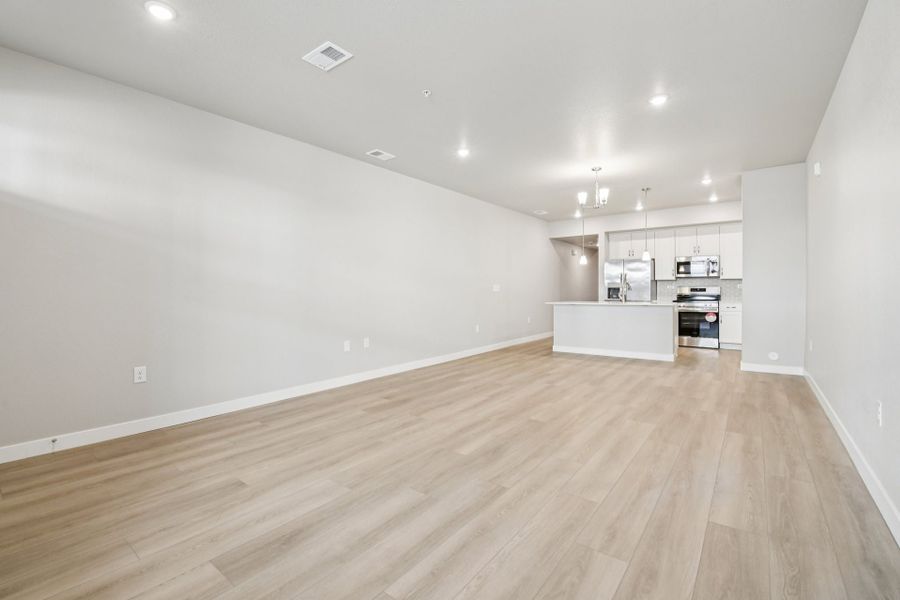 Spacious, unfurnished interior of a new home in Highlands at Fox Hill, Longmont (Image 9).
