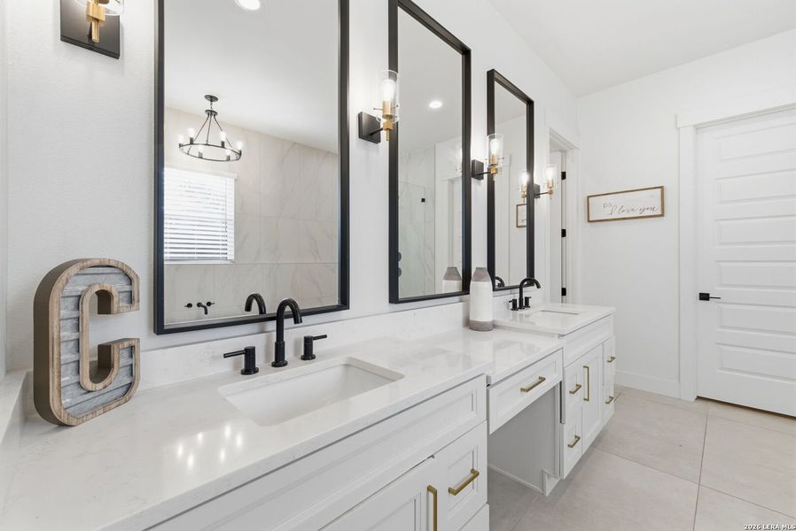 Furnished interior view inside a new home in , Bandera (Image 40).
