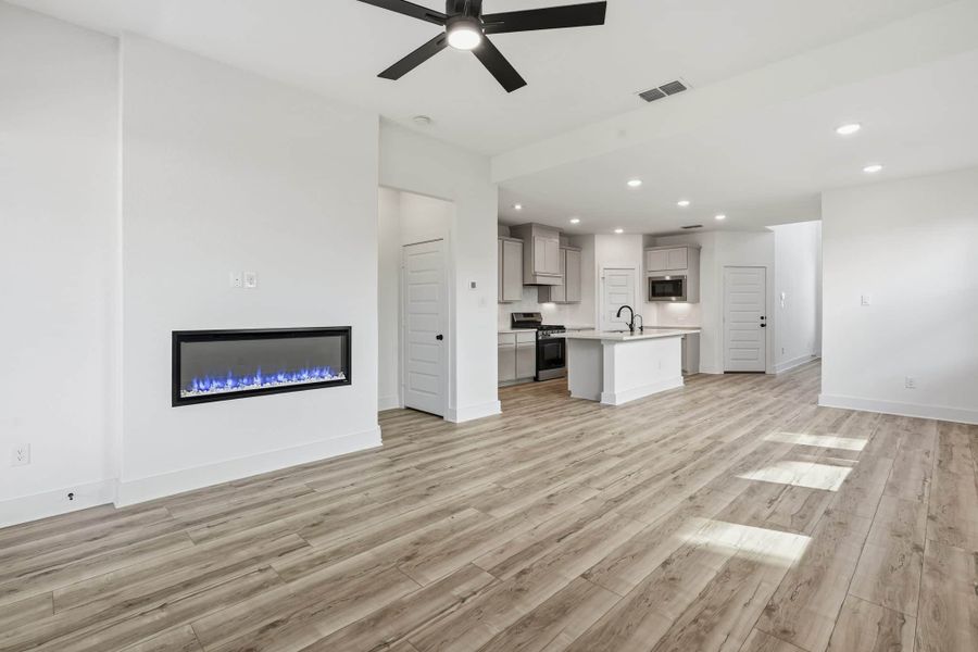 Spacious, unfurnished interior of a new home in Stillwater Ranch, San Antonio (Image 22).