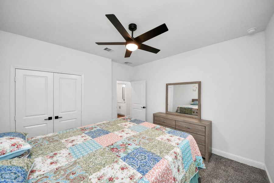 Furnished interior view inside a new home in Spring Branch Crossing, Conroe (Image 17). Furnished interior view inside a new home in Spring Branch Crossing, Conroe (Image 17).