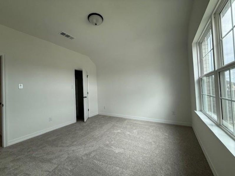 Spacious, unfurnished interior of a new home in Blue Heron Estates, Mont Belvieu (Image 18).