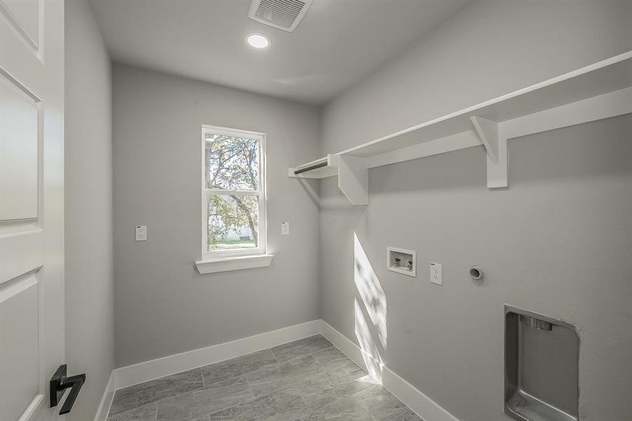 Spacious, unfurnished interior of a new home in , Alvarado (Image 21).