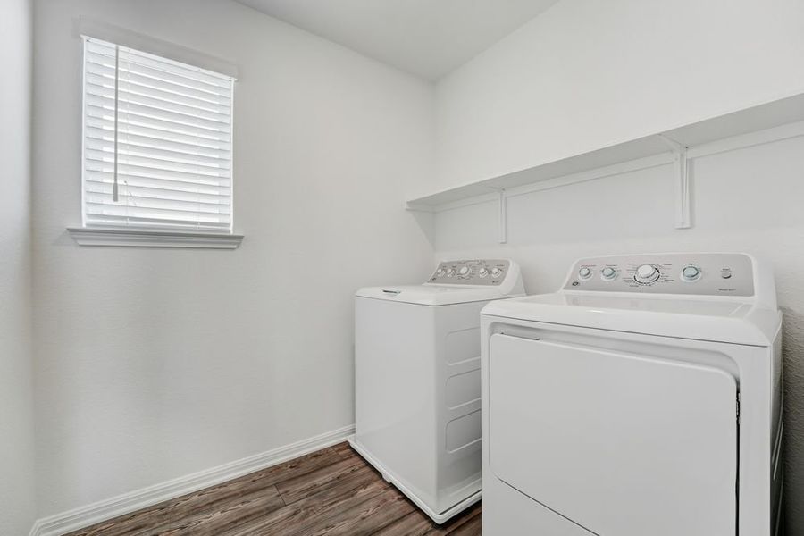 Close-up of interior finishes inside a home in Longview, Del Valle (Image 17).