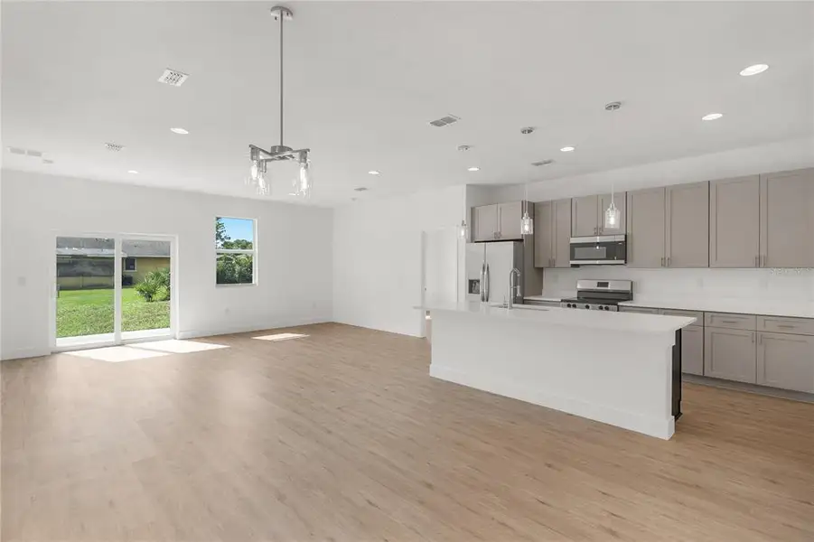 Spacious, unfurnished interior of a new home in , Palm Bay (Image 29).