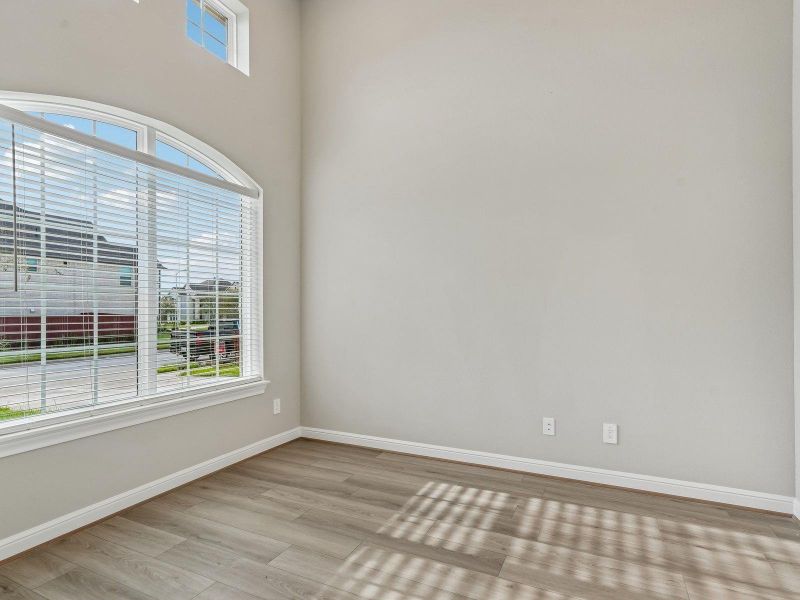 Spacious, unfurnished interior of a new home in Massey Oaks - Estate Series, Pearland (Image 27).