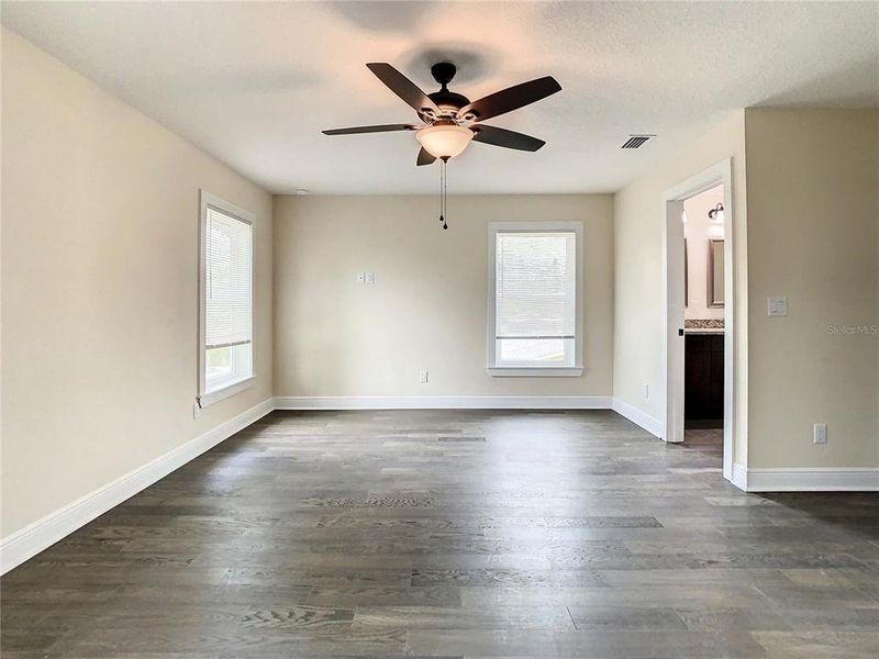 Spacious, unfurnished interior of a new home in , Tampa (Image 40).