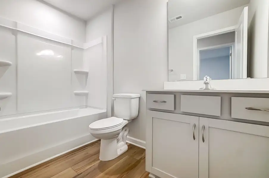 Upstairs hall full bath