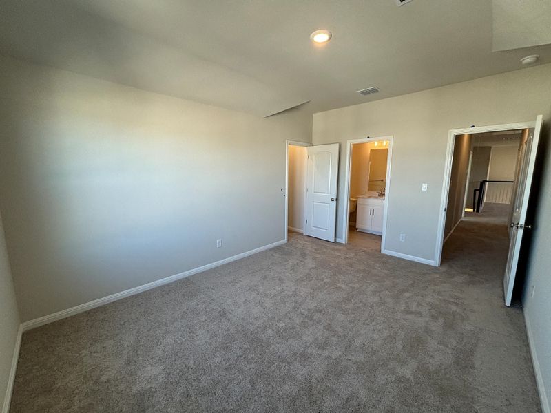 Spacious, unfurnished interior of a new home in Cannon Ranch 40s, Dripping Springs (Image 36).