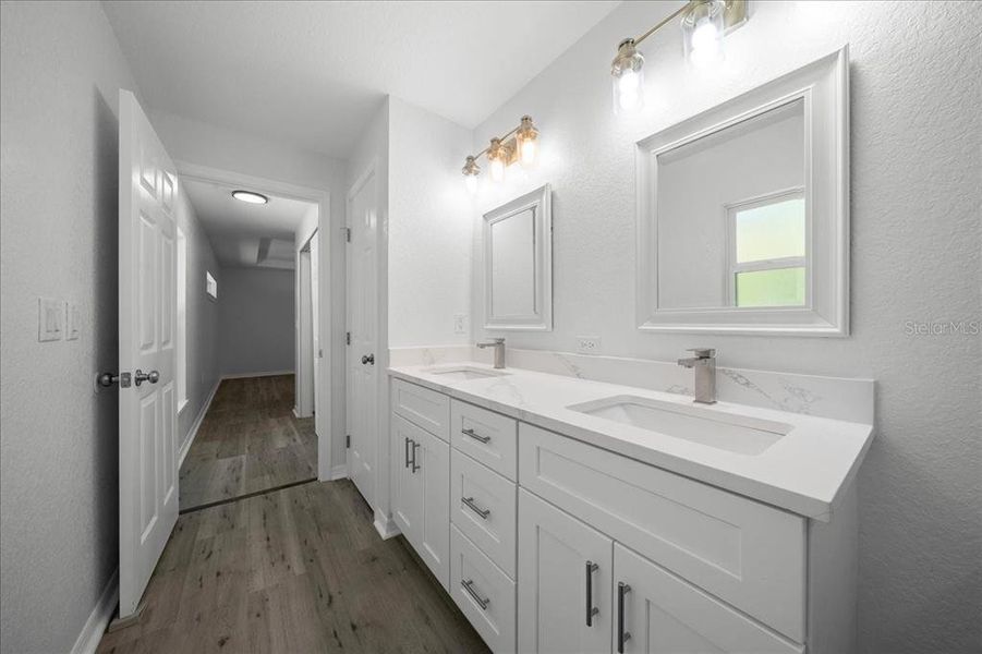Furnished interior view inside a new home in , Ocklawaha (Image 17).