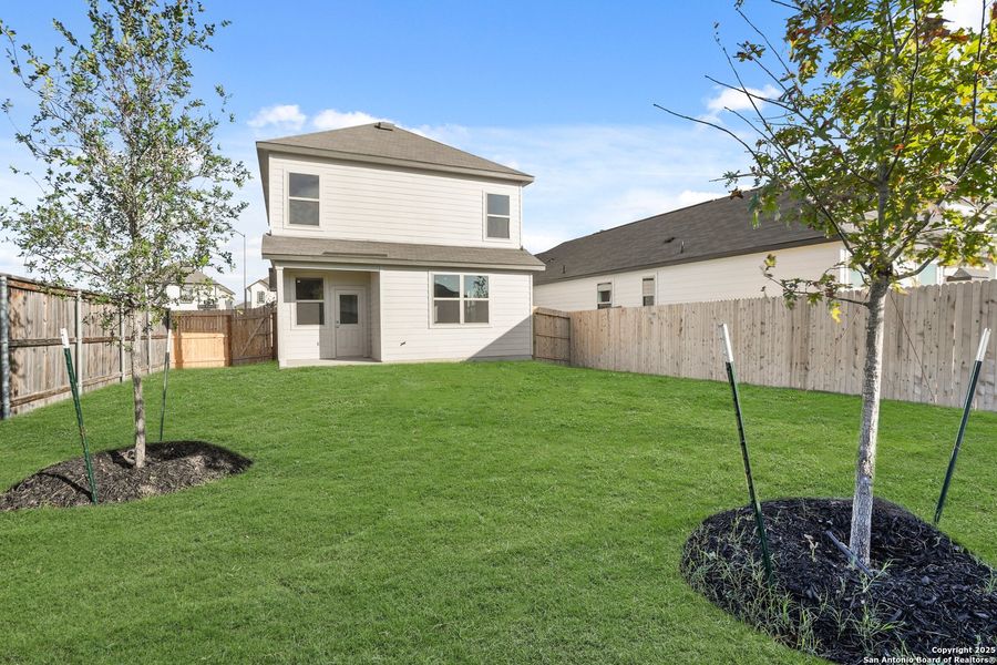 Exterior details and patio area of a home in Blue Ridge Ranch, San Antonio (Image 4).