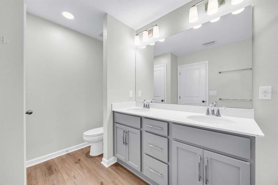 Furnished interior view inside a new home in , Orlando (Image 16).