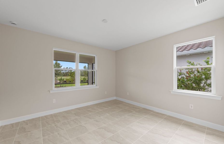 Spacious, unfurnished interior of a new home in Del Webb Oak Creek, North Fort Myers (Image 20).