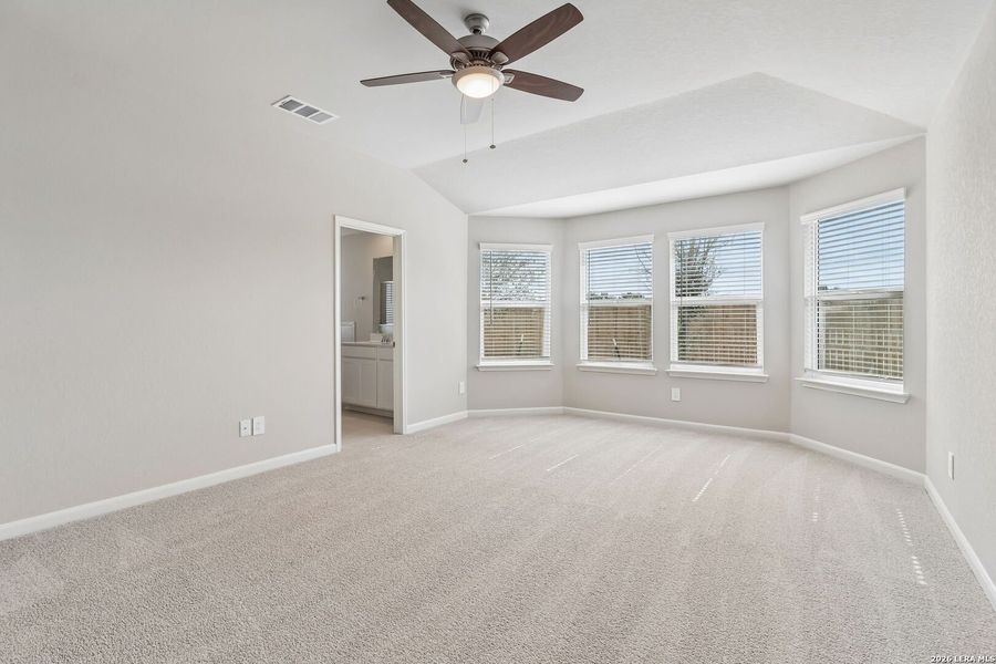Spacious, unfurnished interior of a new home in Thomas Pond, San Antonio (Image 39).
