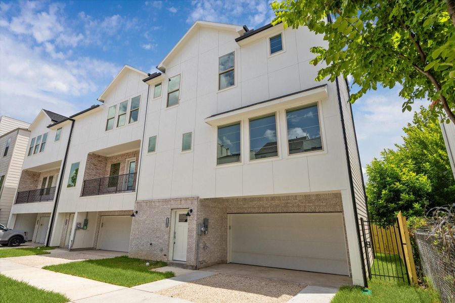 PRIVATE Driveway - YES * HUGE Backyard - YES * BRAND New - YES * NO Hoa Fees - YES PRIVATE Driveway - YES * HUGE Backyard - YES * BRAND New - YES * NO Hoa Fees - YES