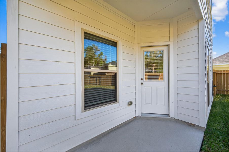 Exterior details and patio area of a home in Woodland Lakes, Huffman (Image 3).