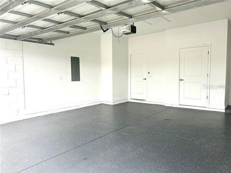 Spacious, unfurnished interior of a new home in , Ocala (Image 6).