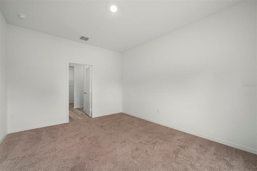 Spacious, unfurnished interior of a new home in Tula Parc, Astatula (Image 16).