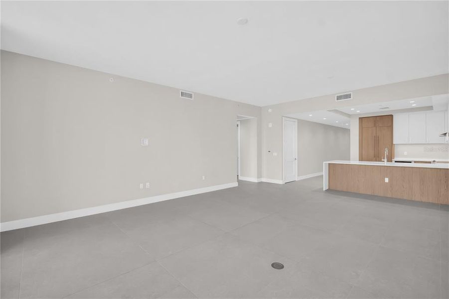 Spacious, unfurnished interior of a new home in , St. Petersburg (Image 63).