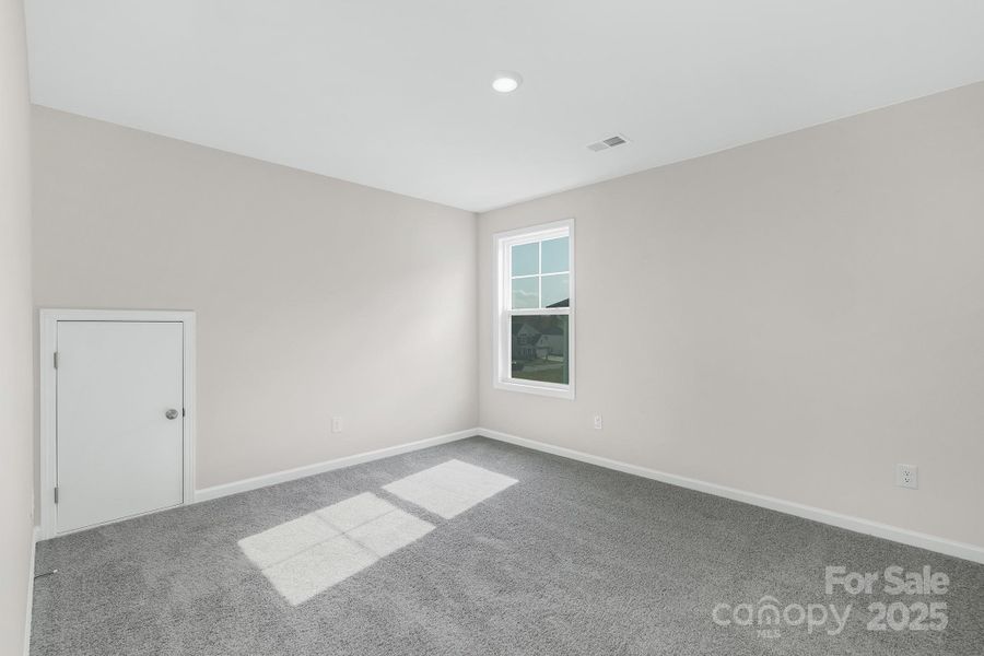 Spacious, unfurnished interior of a new home in Sylvan Creek, Denver (Image 20).