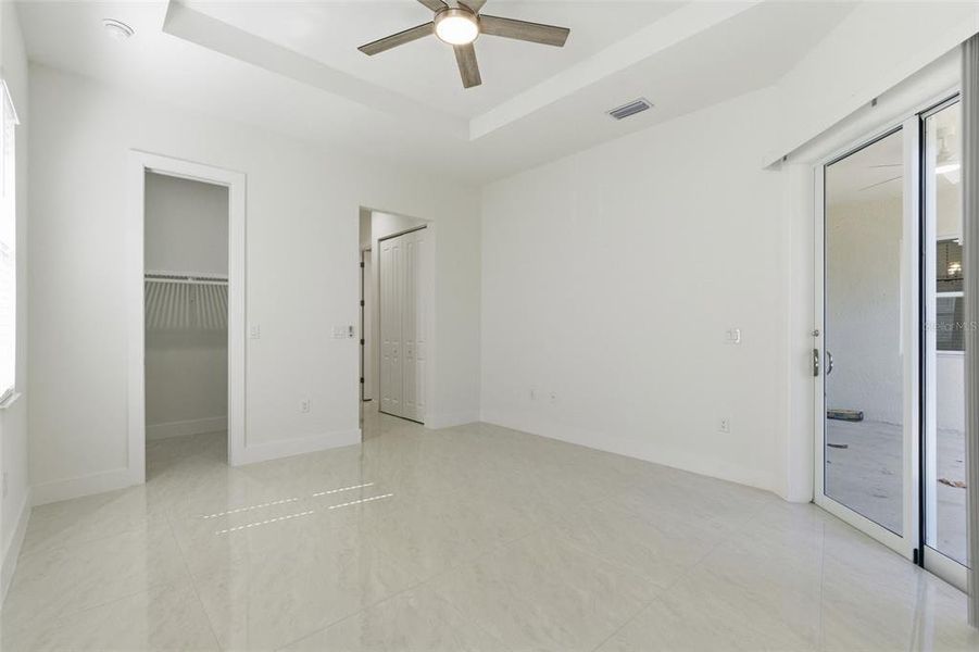 Spacious, unfurnished interior of a new home in , Port Charlotte (Image 14).