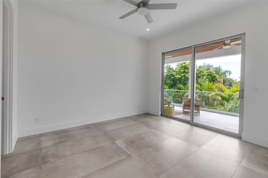 Spacious, unfurnished interior of a new home in , Sarasota (Image 36).