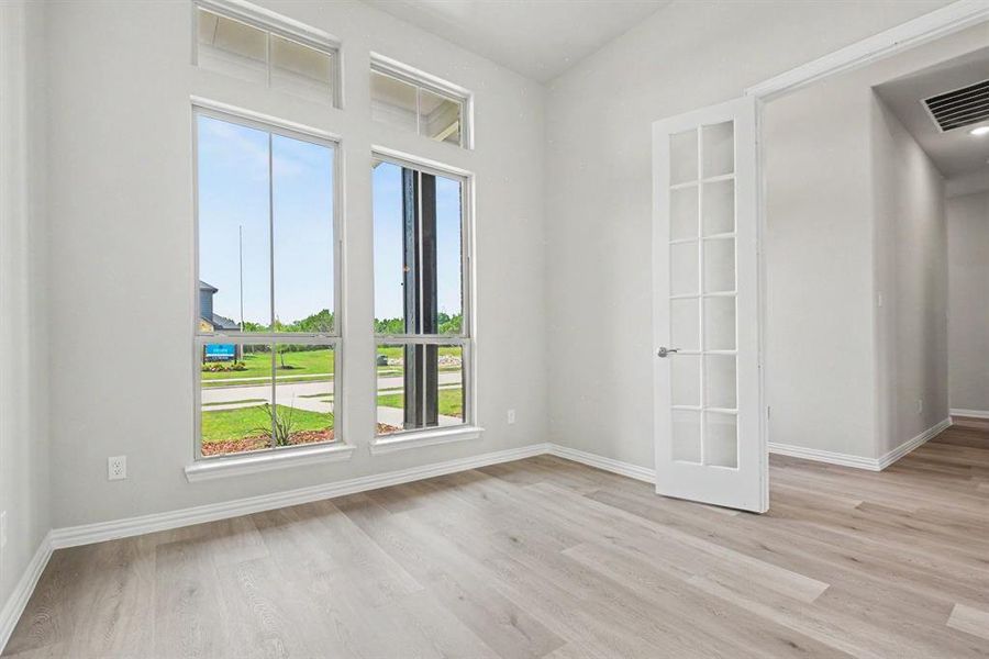 Spacious, unfurnished interior of a new home in Ten Mile Creek Estates, DeSoto (Image 15).