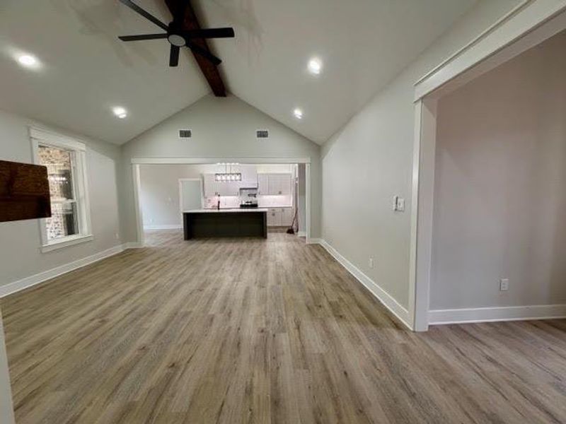 Spacious, unfurnished interior of a new home in , Mineola (Image 24).