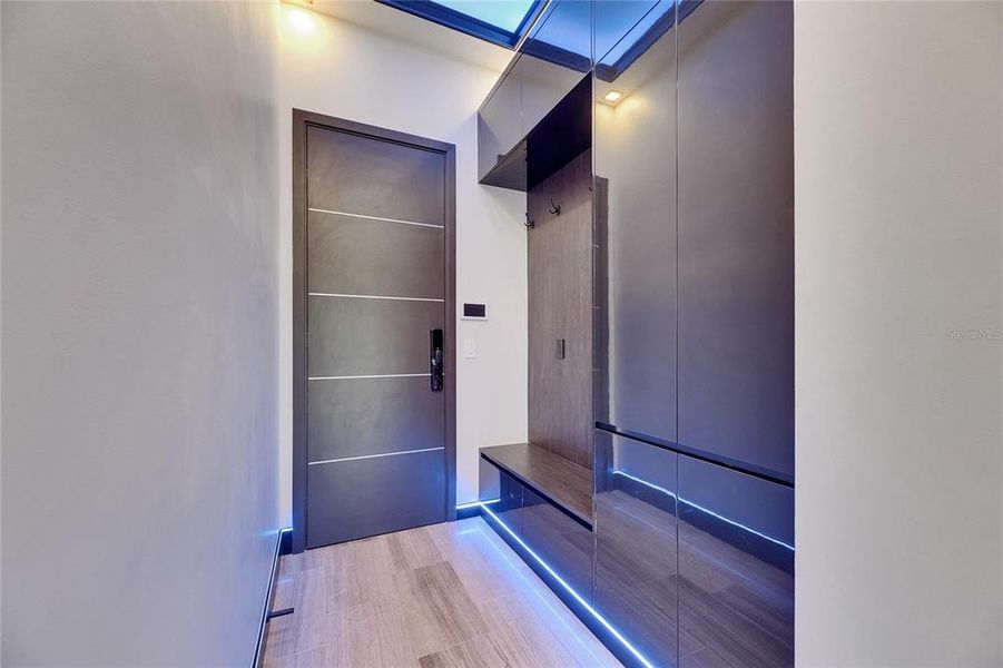 Spacious, unfurnished interior of a new home in , Apollo Beach (Image 75).