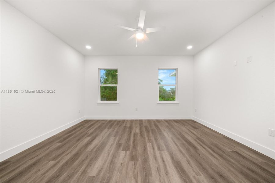 Spacious, unfurnished interior of a new home in , Sebring (Image 31).