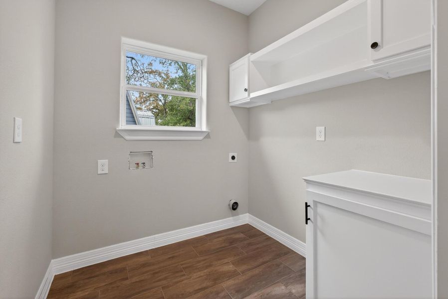 Spacious, unfurnished interior of a new home in , Willis (Image 27).