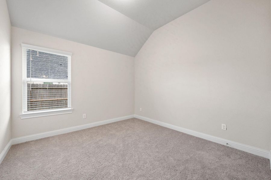 Spacious, unfurnished interior of a new home in Champions Forest 90', Mont Belvieu (Image 21).