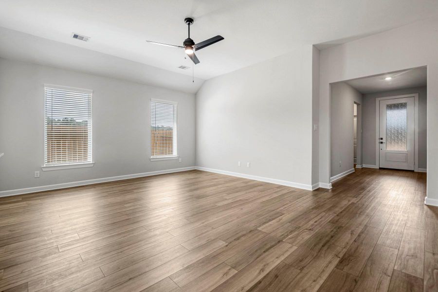 Spacious, unfurnished interior of a new home in Sweetwater Ridge, Conroe (Image 13).