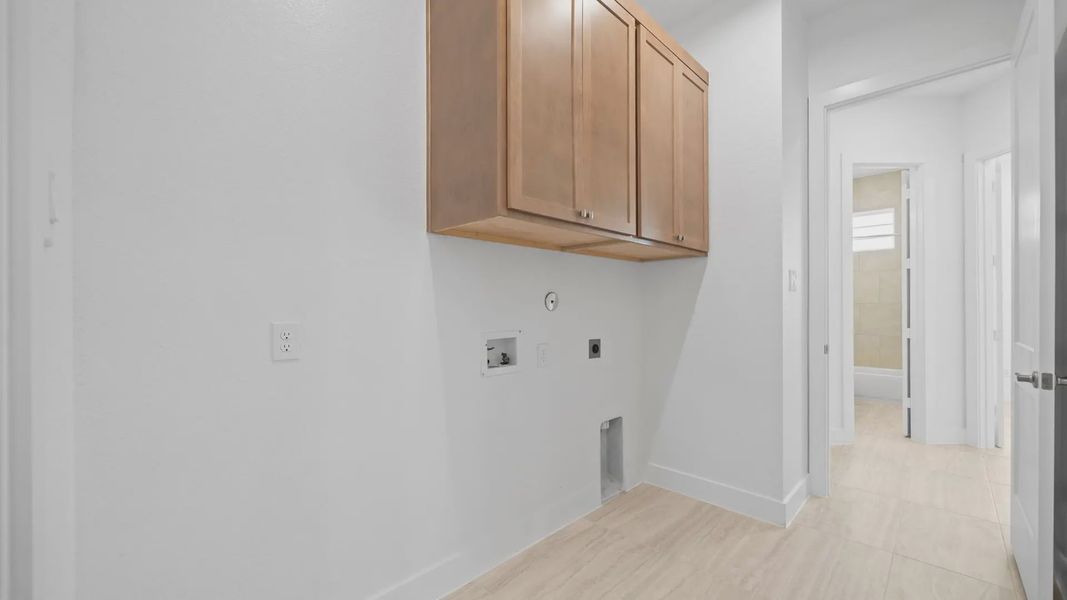Spacious, unfurnished interior of a new home in Lakes of Cane Island, Katy (Image 21).