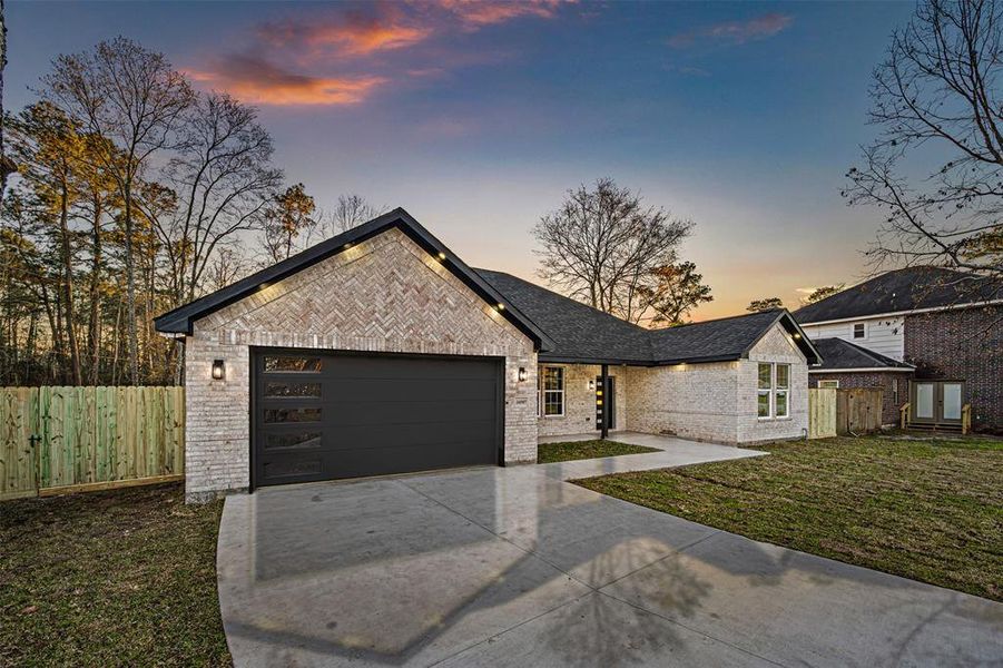 spacious driveway to a 2 car garage